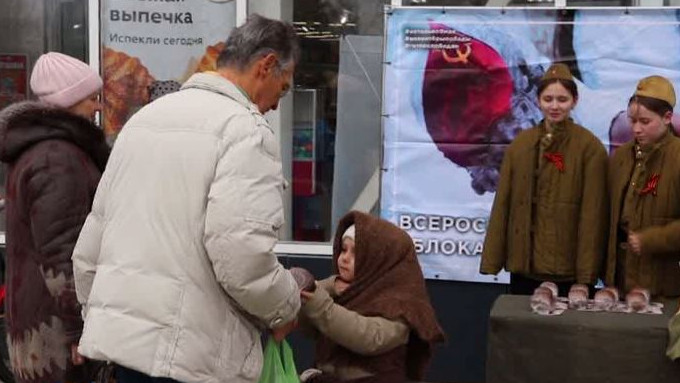 Бесплатный хлеб раздают прохожим в станице Тбилисской